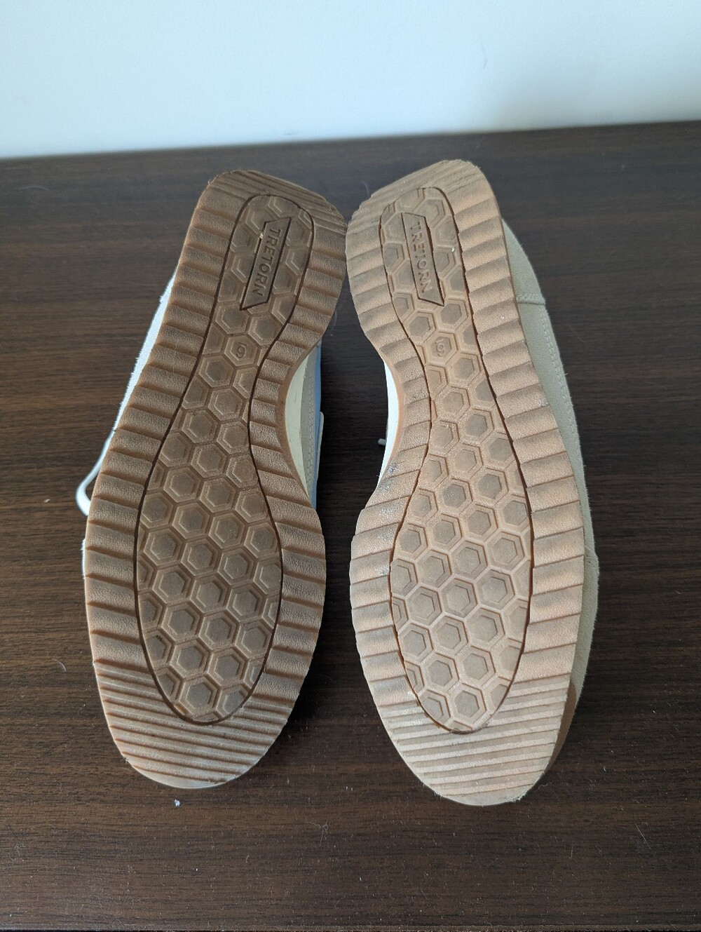 Light Blue And Gray tretorns Worn 2 X. Excellent Condition. Size 6 Women's. - Picture 6 of 6
